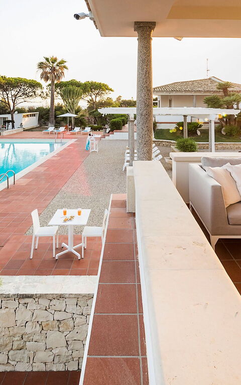 Villa Maya: Balkon / terras / patio, zwembad