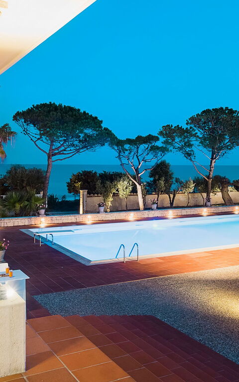 Villa Maya: Balkon / terras / patio, Buitenshuis, zwembad