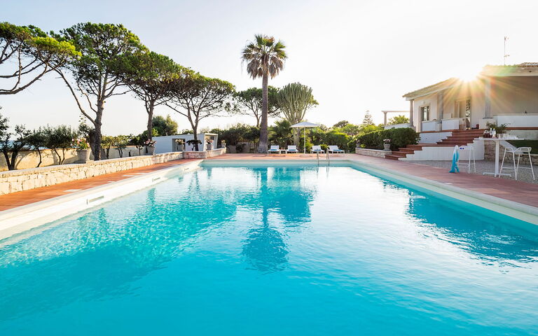 Villa Maya: Buitenshuis, zwembad