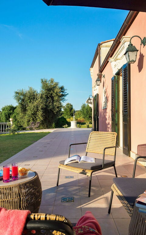 Villa Girasole: Buitenkanten, Buitenshuis