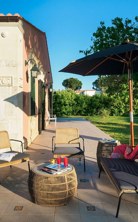 Villa Girasole: Buitenshuis