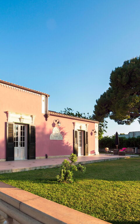 Villa Girasole: Hoofdingang, Tuin