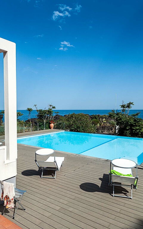 Galatea: Buitenshuis, zwembad