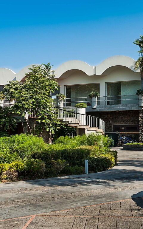 Galatea: Buitenkanten, Buitenshuis