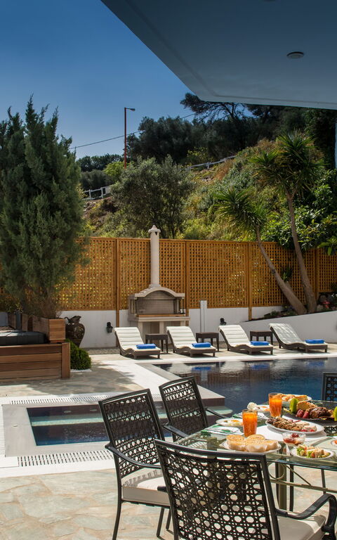 Villa Artemis: Balkon / terras / patio, Buitenshuis, zwembad