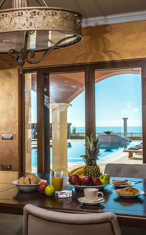 Villa Kalliste: Lunchroom, Woonkamer