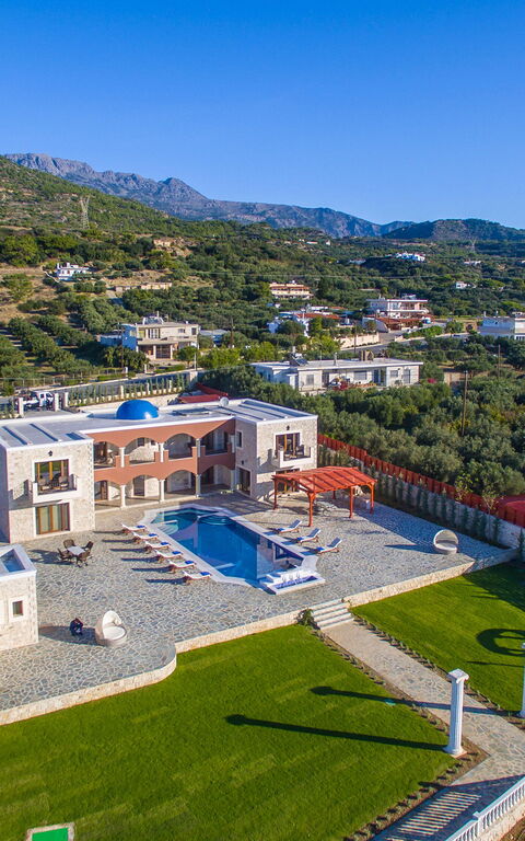 Villa Kalliste: Balkon / terras / patio, Buitenkanten, Tuin, zwembad