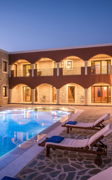 Villa Kalliste: Buitenkanten, zwembad