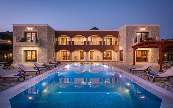 Villa Kalliste: Buitenkanten, zwembad