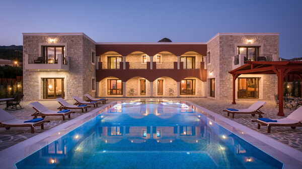 Villa Kalliste: Buitenkanten, zwembad