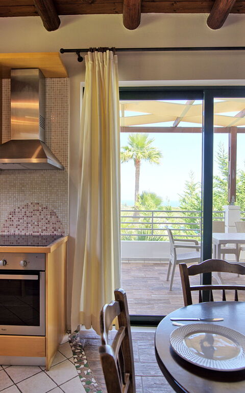 Villa Myrtia: Keuken, Lunchroom, Woonkamer
