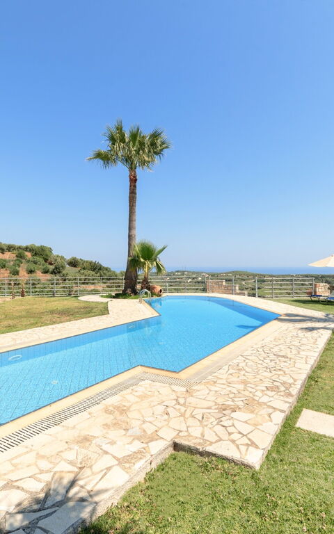 Villa Kissos: Tuin, zwembad