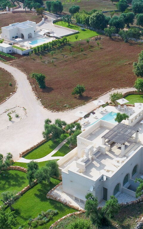 Corte Dei Messapi Sleeps 24: Balkon / terras / patio, Buitenkanten, Buitenshuis, Hoofdingang, Keer bekeken, Lente, Tuin, Zomer, zwembad