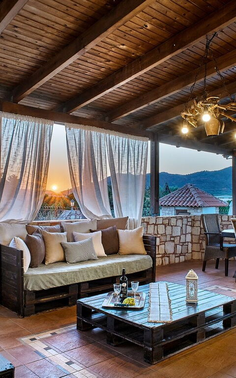 Villa Milon: Balkon / terras / patio, Buitenshuis