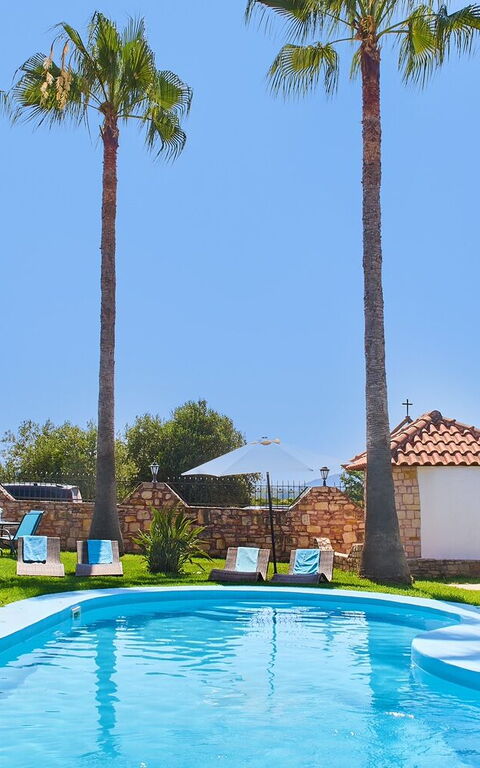 Villa Milon: Tuin, zwembad