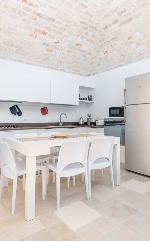 Villa Trullina: Keuken, Lunchroom, Woonkamer