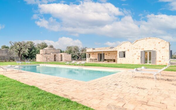 Villa Trullina: Buitenshuis, Tuin, zwembad