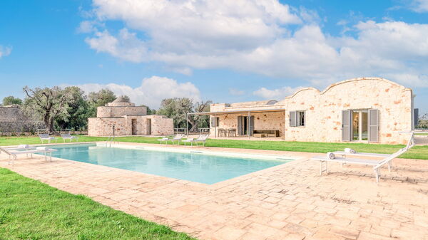 Villa Trullina: Buitenshuis, Tuin, zwembad