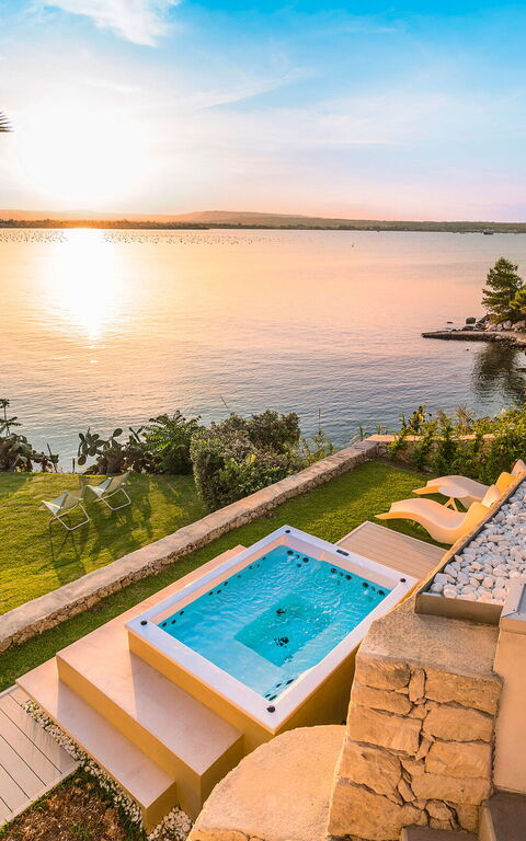 Villa Artemare: bubbelbad, Buitenkanten, Buitenshuis, Keer bekeken, Tuin, zwembad