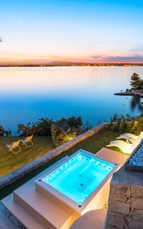 Villa Artemare: bubbelbad, Buitenkanten, Buitenshuis, Keer bekeken, Tuin, zwembad