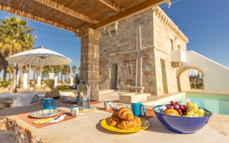 Villa Turris: Balkon / terras / patio, Buitenkanten, Buitenshuis, zwembad