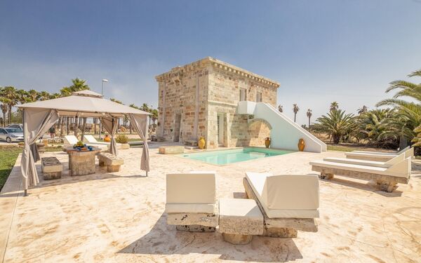 Villa Turris: Balkon / terras / patio, zwembad