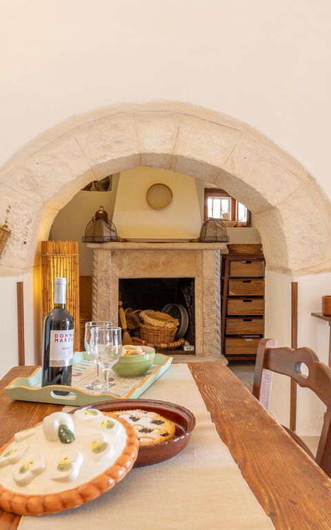Trullo Patricia Pool: Lunchroom, Woonkamer