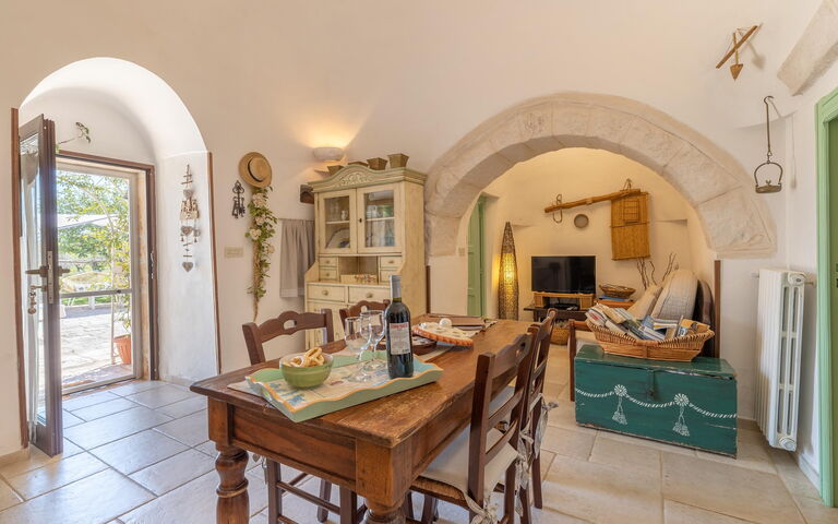 Trullo Patricia Pool: Hoofdingang, Lunchroom, Woonkamer