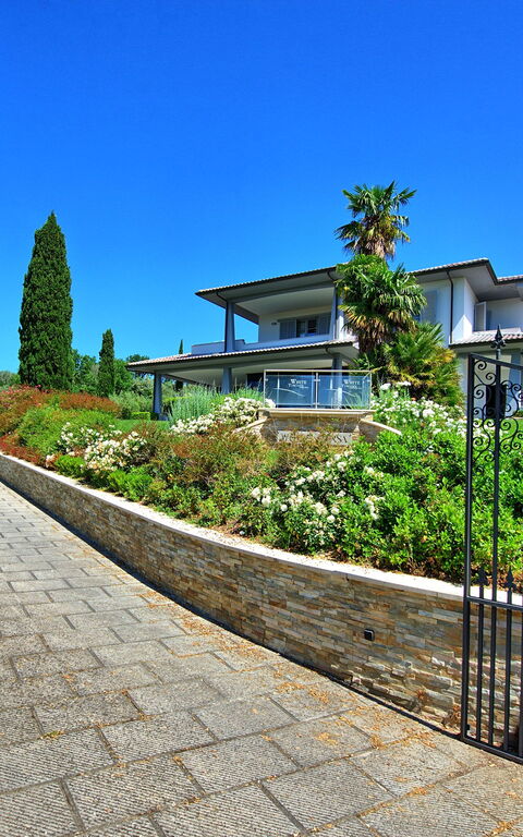 Casa White: Buitenshuis, Tuin