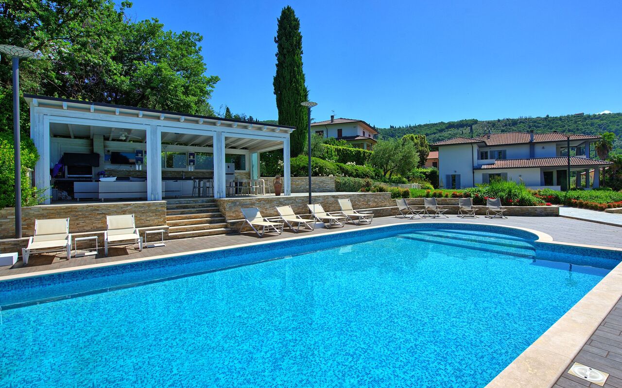 Casa White: Buitenshuis, zwembad