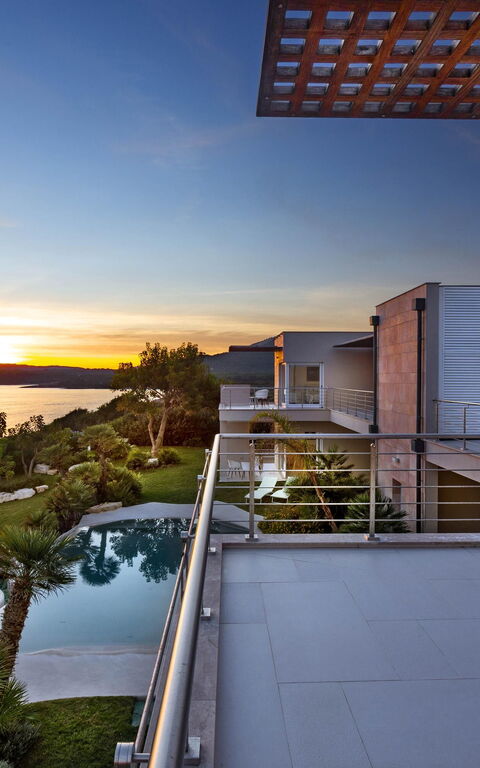 Villa Vera: Balkon / terras / patio, Keer bekeken, Tuin, zwembad