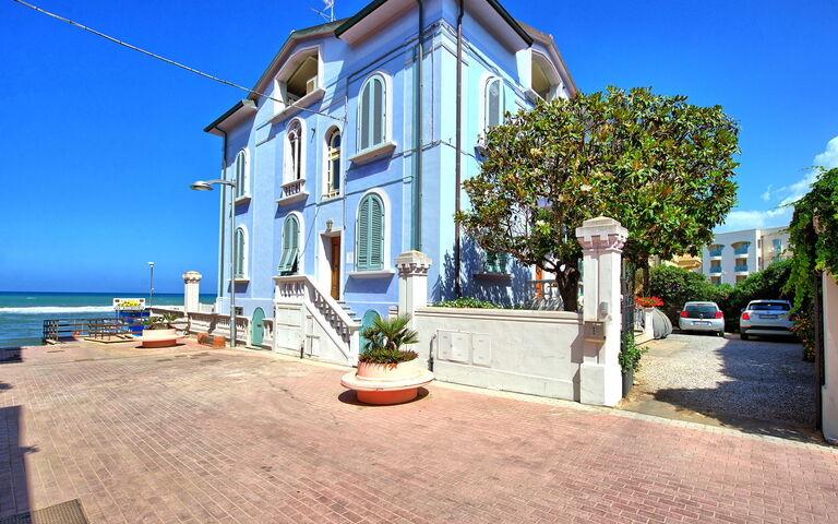 Casa Riva: Buitenkanten, Buitenshuis