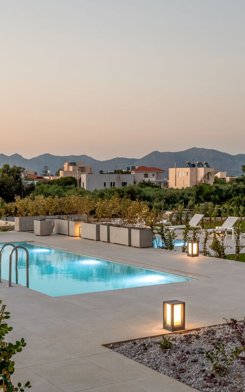 Aelia: Buitenkanten, Buitenshuis, zwembad