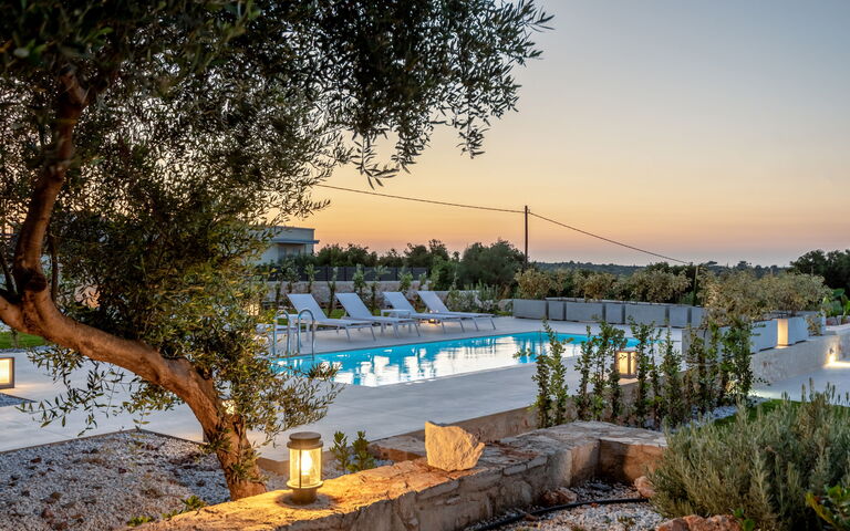 Aelia: Buitenkanten, Buitenshuis, zwembad