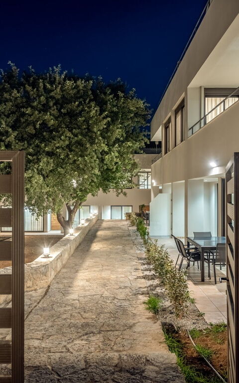 Iris: Buitenkanten, Hoofdingang