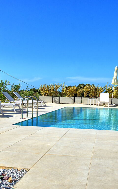 Iris: Buitenkanten, Buitenshuis, zwembad