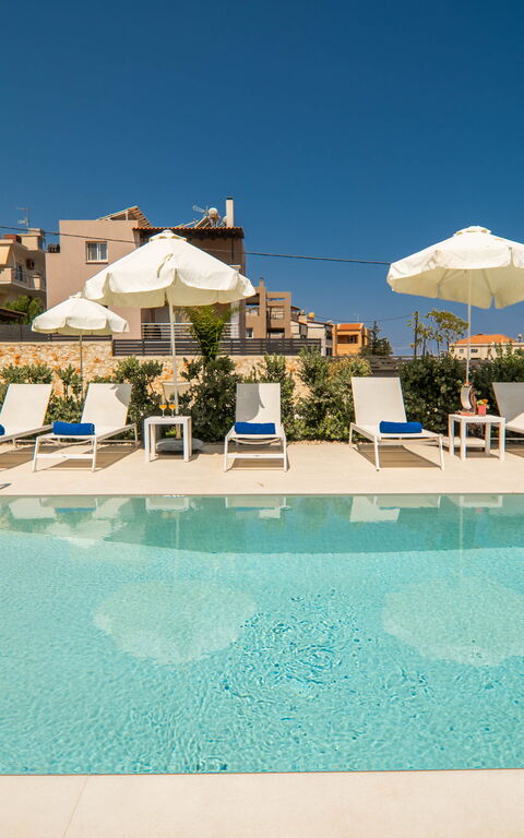 Iris: Buitenshuis, zwembad