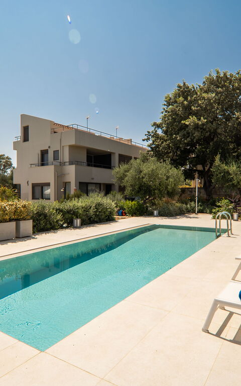 Iris: Buitenshuis, Tuin, zwembad