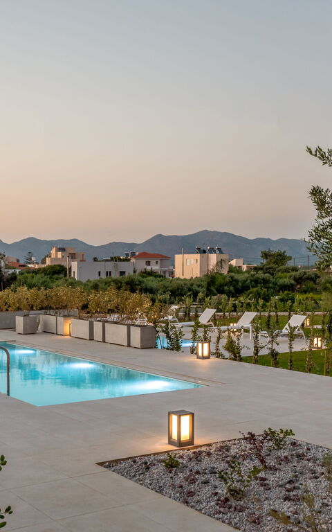 Iris: Buitenkanten, Buitenshuis, zwembad