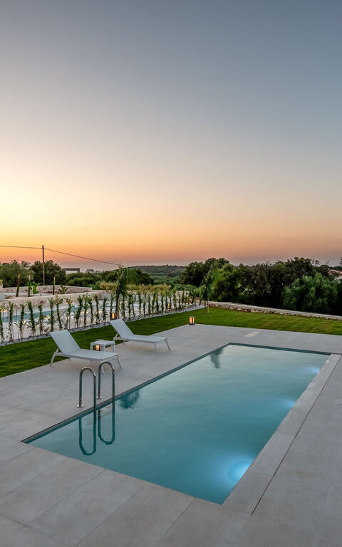 Iris: Buitenkanten, Buitenshuis, zwembad