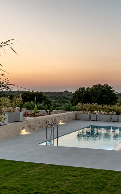 Iris: Buitenkanten, Buitenshuis, zwembad