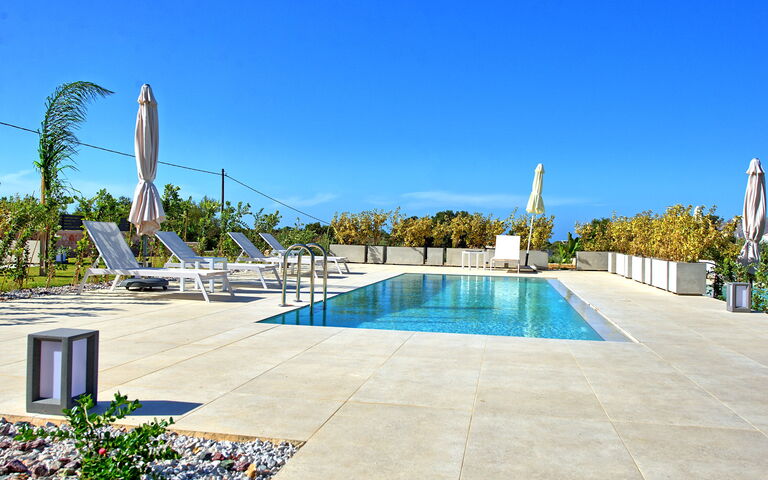 Iris: Buitenkanten, Buitenshuis, zwembad