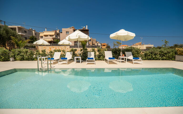 Iris: Buitenshuis, zwembad