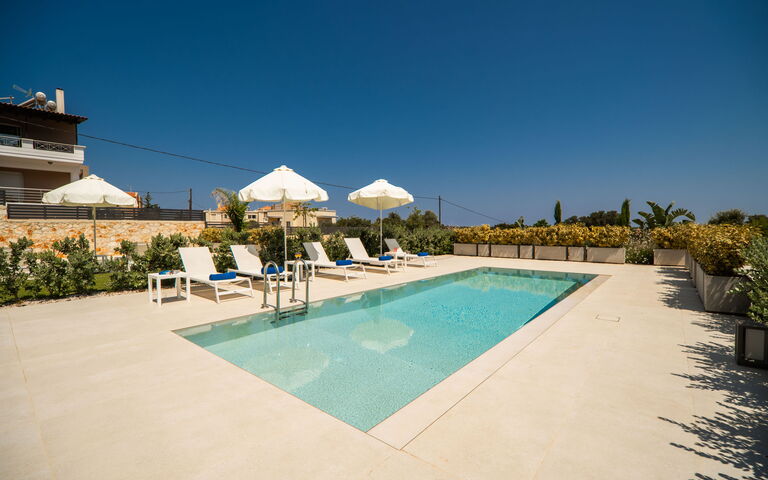 Iris: Buitenshuis, Tuin, zwembad