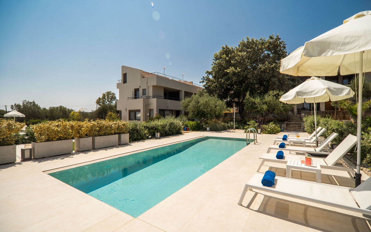 Iris: Buitenshuis, Tuin, zwembad