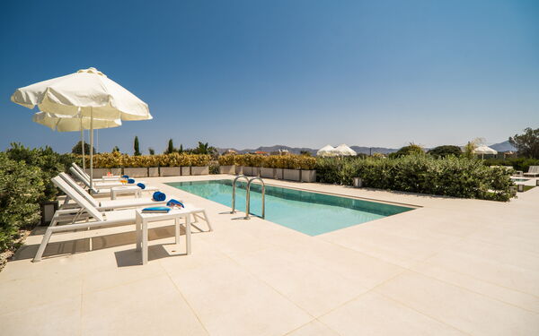 Iris: Buitenkanten, Buitenshuis, Tuin, zwembad