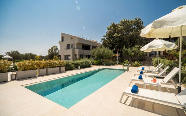 Iris: Buitenshuis, Tuin, zwembad