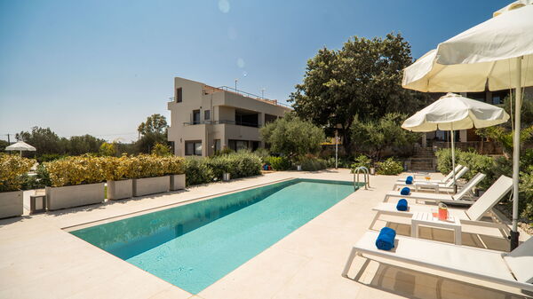 Iris: Buitenshuis, Tuin, zwembad