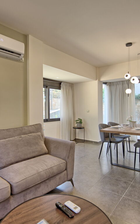 Dioni: Lunchroom, Woonkamer