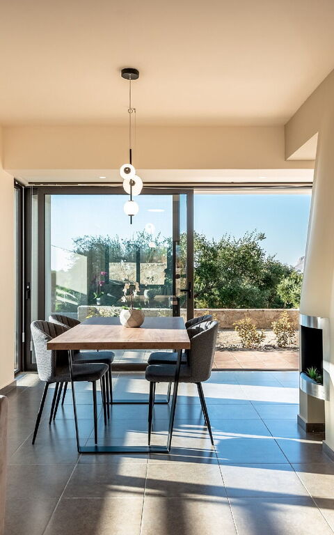 Dioni: Balkon / terras / patio, Hoofdingang, Keer bekeken, Lunchroom, Tuin, Woonkamer